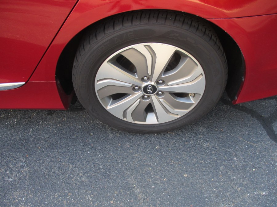 Used Hyundai Sonata Hybrid 4dr Sdn Limited 2015 | Universal Motors LLC. New Britain, Connecticut Used Hyundai Sonata Hybrid 4dr Sdn Limited 2015 | Universal Motors LLC. New Britain, Connecticut