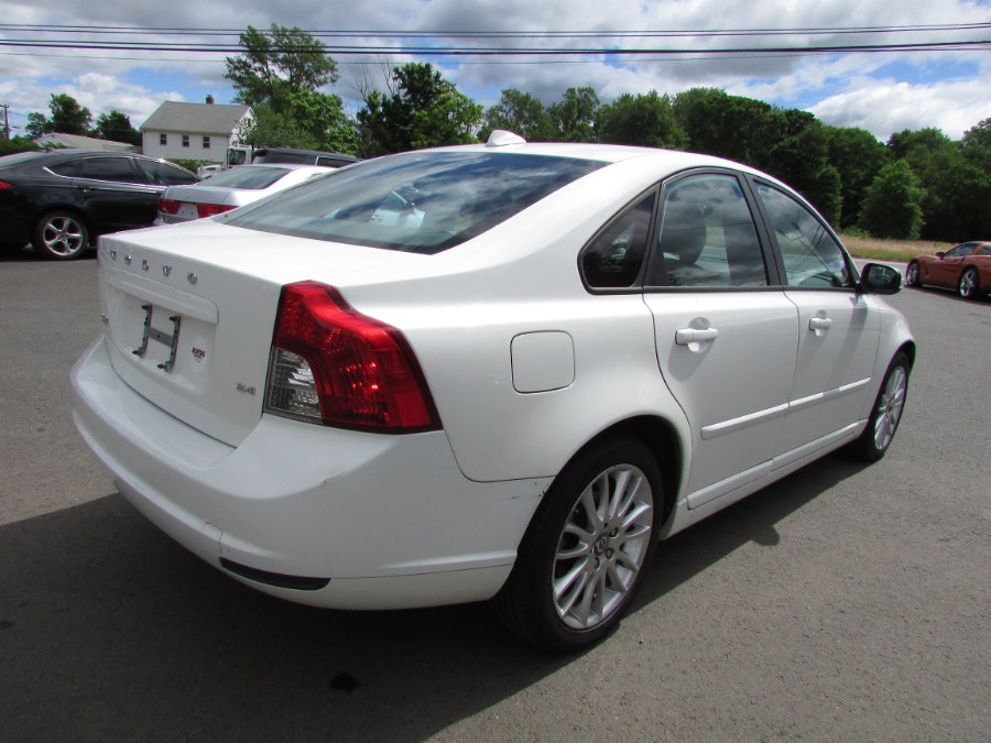 Used Volvo S40 4dr Sdn 2.4L FWD w/Sunroof 2009 | United Auto Sales of E Windsor, Inc. East Windsor, Connecticut Used Volvo S40 4dr Sdn 2.4L FWD w/Sunroof 2009 | United Auto Sales of E Windsor, Inc. East Windsor, Connecticut