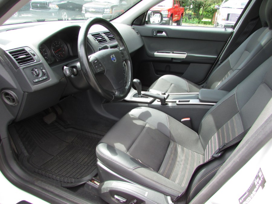 Used Volvo S40 4dr Sdn 2.4L FWD w/Sunroof 2009 | United Auto Sales of E Windsor, Inc. East Windsor, Connecticut Used Volvo S40 4dr Sdn 2.4L FWD w/Sunroof 2009 | United Auto Sales of E Windsor, Inc. East Windsor, Connecticut