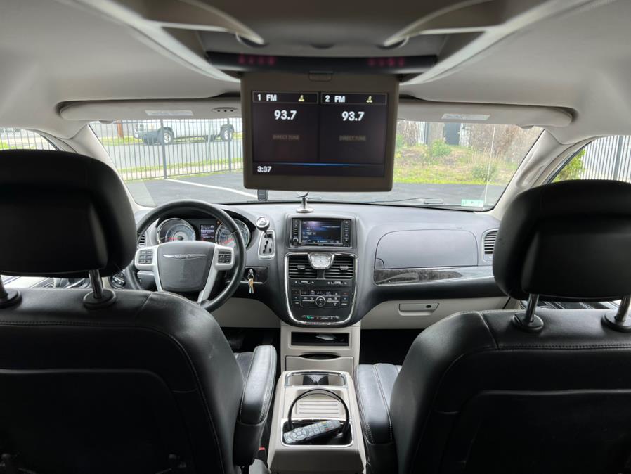 Used Chrysler Town & Country 4dr Wgn Touring 2014 | Jordan Auto Sales. Springfield, Massachusetts Used Chrysler Town & Country 4dr Wgn Touring 2014 | Jordan Auto Sales. Springfield, Massachusetts
