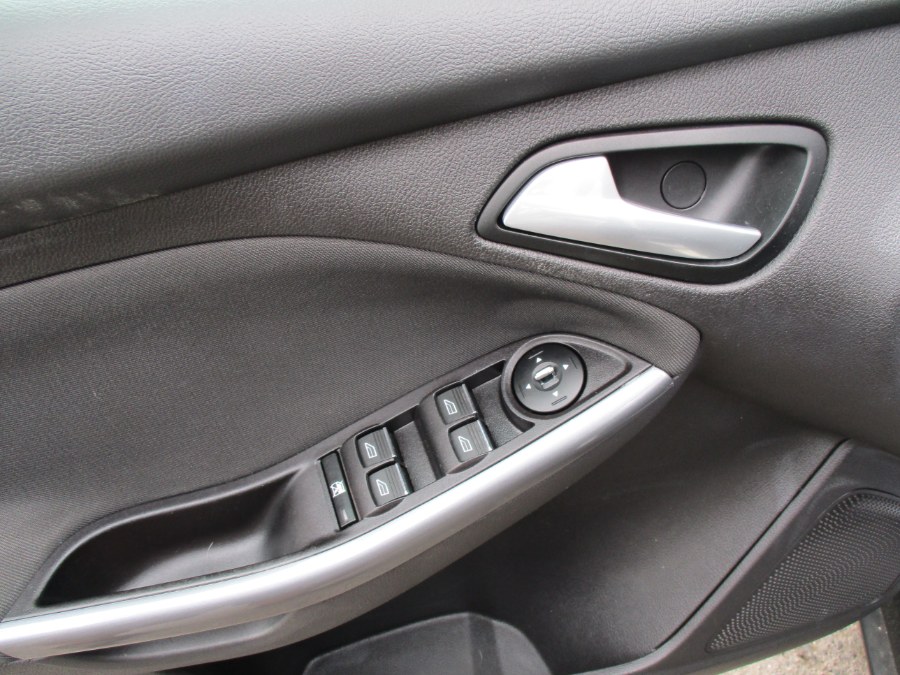 Used Ford Focus 4dr Sdn Titanium 2013 | Cos Central Auto. Meriden, Connecticut Used Ford Focus 4dr Sdn Titanium 2013 | Cos Central Auto. Meriden, Connecticut