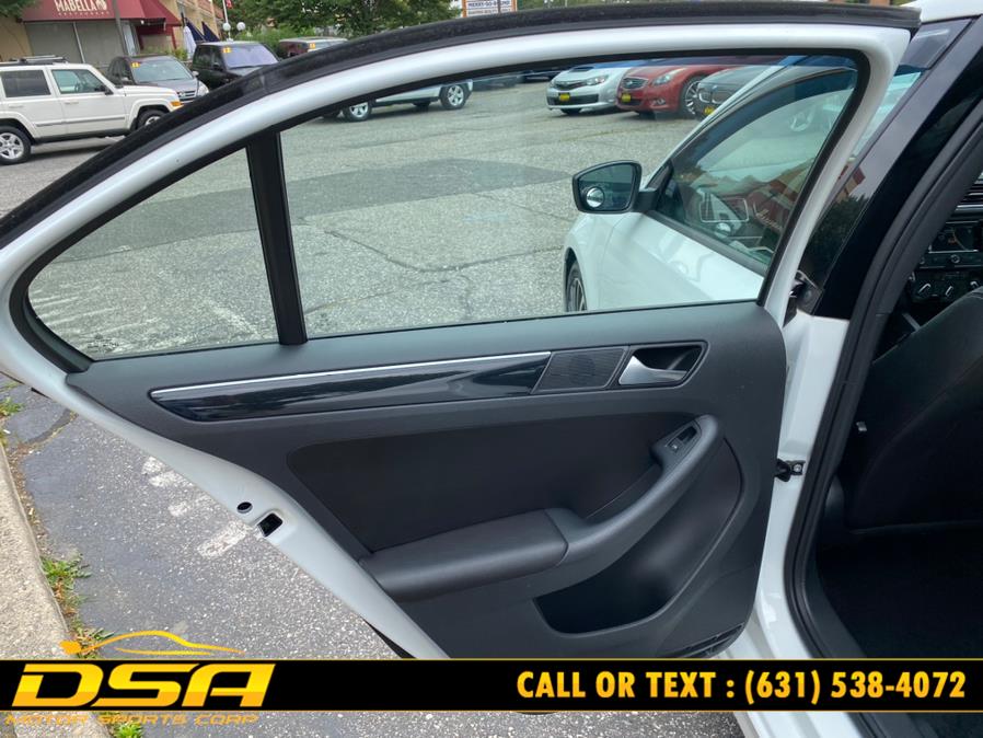 2015 Volkswagen Jetta Sedan 4dr Auto 1.8T SE PZEV, available for sale in Commack, New York | DSA Motor Sports Corp. Commack, New York 2015 Volkswagen Jetta Sedan 4dr Auto 1.8T SE PZEV, available for sale in Commack, New York | DSA Motor Sports Corp. Commack, New York