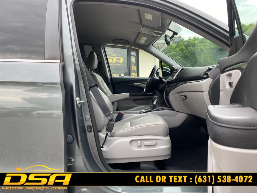 2017 Honda Ridgeline RTL-T 4x2 Crew Cab 5.3'' Bed, available for sale in Commack, New York | DSA Motor Sports Corp. Commack, New York 2017 Honda Ridgeline RTL-T 4x2 Crew Cab 5.3'' Bed, available for sale in Commack, New York | DSA Motor Sports Corp. Commack, New York