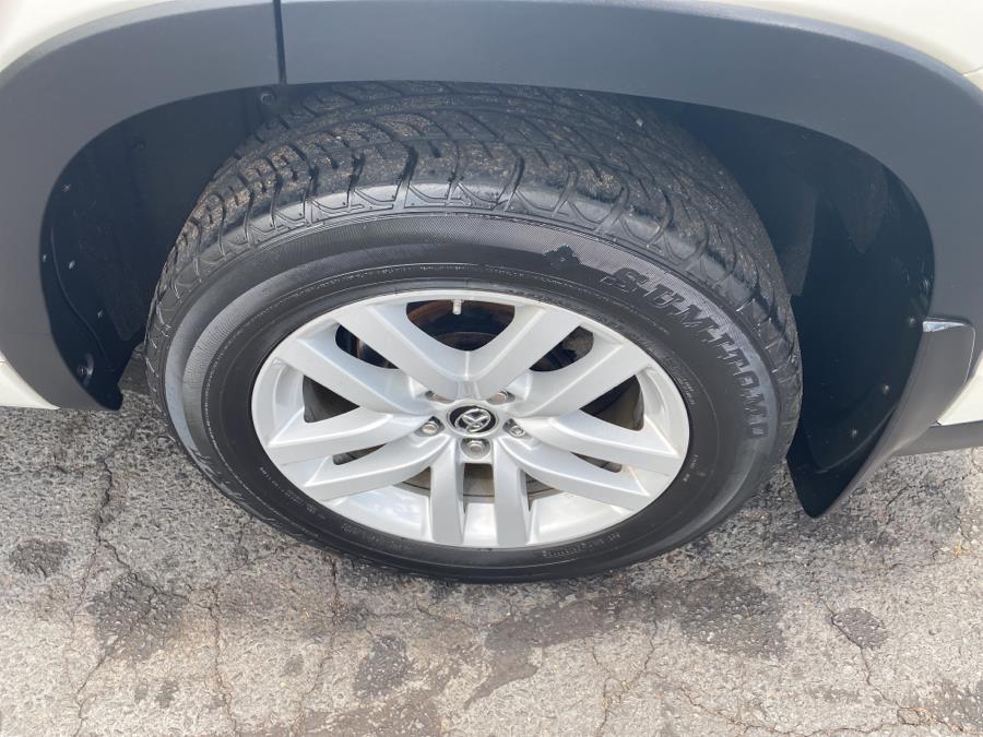 Used Toyota Highlander AWD 4dr V6 LE (Natl) 2016 | Newfield Auto Sales. Middletown, Connecticut Used Toyota Highlander AWD 4dr V6 LE (Natl) 2016 | Newfield Auto Sales. Middletown, Connecticut