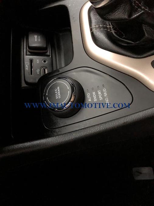 2015 Jeep Cherokee 4WD 4dr Latitude, available for sale in Naugatuck, Connecticut | J&M Automotive Sls&Svc LLC. Naugatuck, Connecticut 2015 Jeep Cherokee 4WD 4dr Latitude, available for sale in Naugatuck, Connecticut | J&M Automotive Sls&Svc LLC. Naugatuck, Connecticut