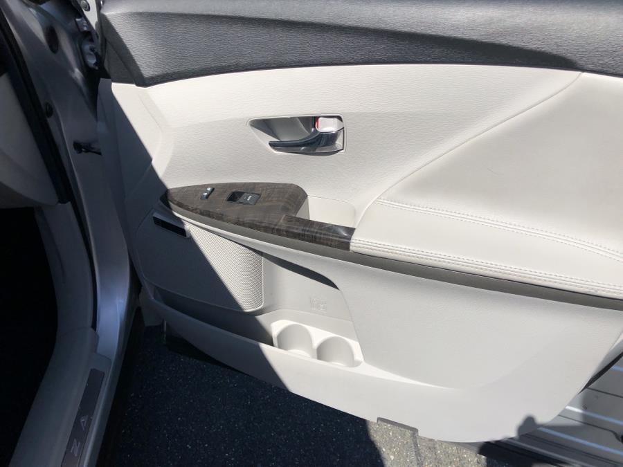 2014 Toyota Venza 4dr Wgn V6 AWD XLE, available for sale in Waterbury, Connecticut | National Auto Brokers, Inc.. Waterbury, Connecticut 2014 Toyota Venza 4dr Wgn V6 AWD XLE, available for sale in Waterbury, Connecticut | National Auto Brokers, Inc.. Waterbury, Connecticut