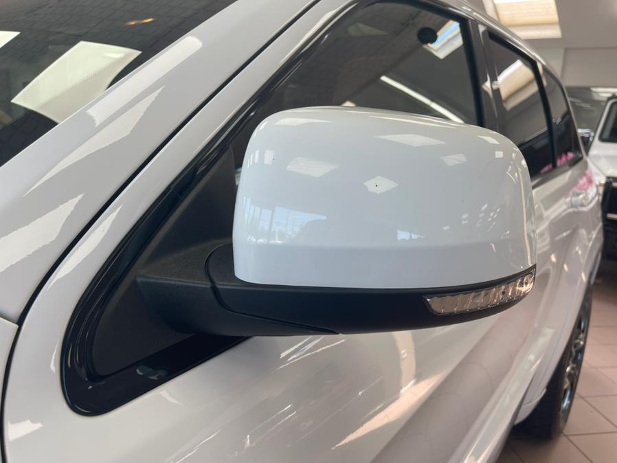 2016 Jeep Grand Cherokee 4WD 4dr SRT, available for sale in Massapequa Park, New York | Power Motors East. Massapequa Park, New York 2016 Jeep Grand Cherokee 4WD 4dr SRT, available for sale in Massapequa Park, New York | Power Motors East. Massapequa Park, New York