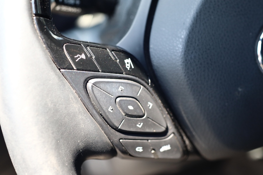 Used Toyota C-HR LE FWD (Natl) 2019 | Hillside Auto Mall Inc.. Jamaica, New York Used Toyota C-HR LE FWD (Natl) 2019 | Hillside Auto Mall Inc.. Jamaica, New York