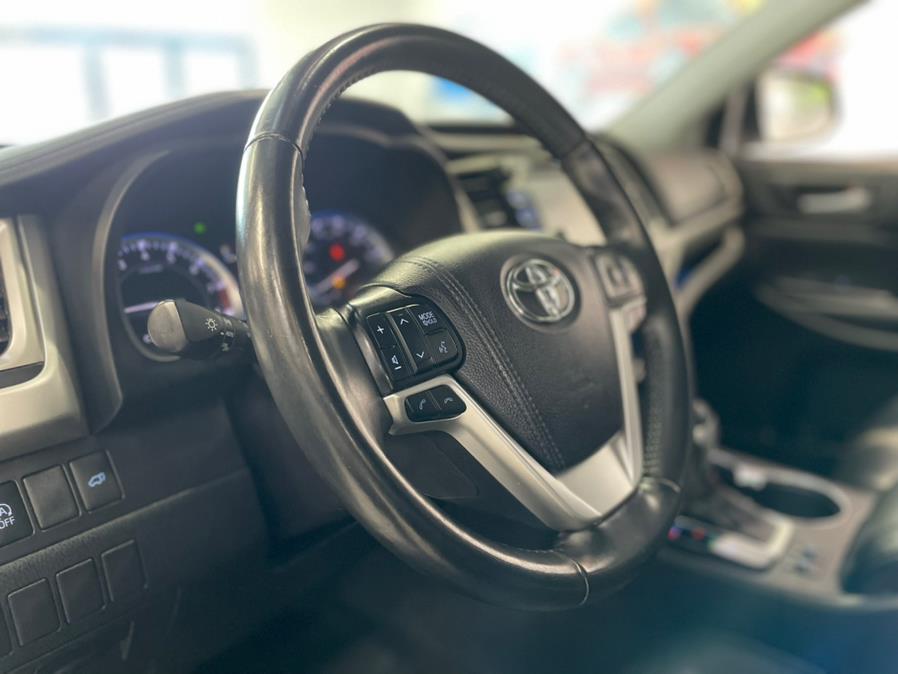 2019 Toyota Highlander SE SE V6 AWD (Natl), available for sale in Hollis, New York | Jamaica 26 Motors. Hollis, New York 2019 Toyota Highlander SE SE V6 AWD (Natl), available for sale in Hollis, New York | Jamaica 26 Motors. Hollis, New York