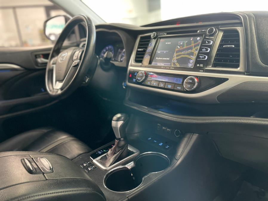 2019 Toyota Highlander SE SE V6 AWD (Natl), available for sale in Hollis, New York | Jamaica 26 Motors. Hollis, New York 2019 Toyota Highlander SE SE V6 AWD (Natl), available for sale in Hollis, New York | Jamaica 26 Motors. Hollis, New York