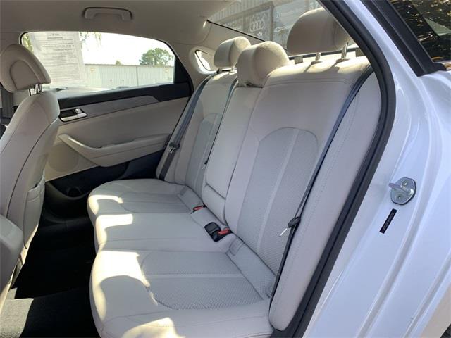 Used Hyundai Sonata SE 2015 | Wiz Leasing Inc. Stratford, Connecticut Used Hyundai Sonata SE 2015 | Wiz Leasing Inc. Stratford, Connecticut