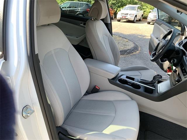 Used Hyundai Sonata SE 2015 | Wiz Leasing Inc. Stratford, Connecticut Used Hyundai Sonata SE 2015 | Wiz Leasing Inc. Stratford, Connecticut