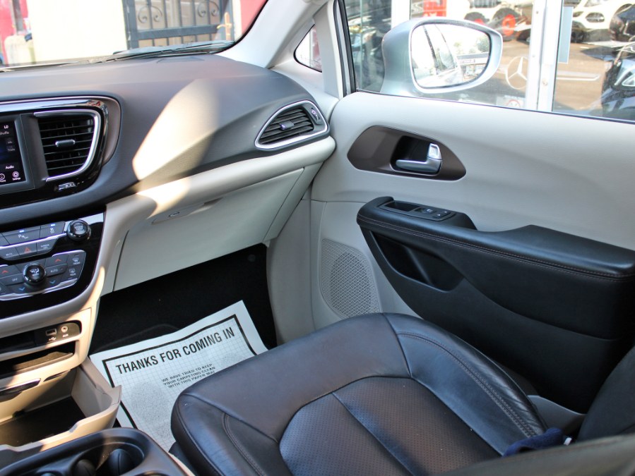 Used Chrysler Pacifica Touring L 2019 | Auto Expo Ent Inc.. Great Neck, New York Used Chrysler Pacifica Touring L 2019 | Auto Expo Ent Inc.. Great Neck, New York
