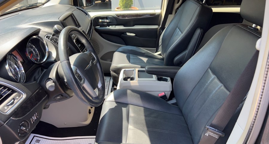 2012 Chrysler Town & Country 4dr Wgn Touring, available for sale in Waterbury, Connecticut | West End Automotive Center. Waterbury, Connecticut 2012 Chrysler Town & Country 4dr Wgn Touring, available for sale in Waterbury, Connecticut | West End Automotive Center. Waterbury, Connecticut
