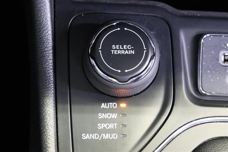 2019 Jeep Cherokee LATITUDE, available for sale in Paterson, New Jersey | Fast Track Motors. Paterson, New Jersey 2019 Jeep Cherokee LATITUDE, available for sale in Paterson, New Jersey | Fast Track Motors. Paterson, New Jersey