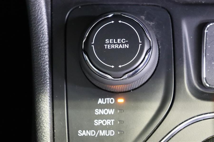 2019 Jeep Cherokee LATITUDE, available for sale in Paterson, New Jersey | Fast Track Motors. Paterson, New Jersey 2019 Jeep Cherokee LATITUDE, available for sale in Paterson, New Jersey | Fast Track Motors. Paterson, New Jersey