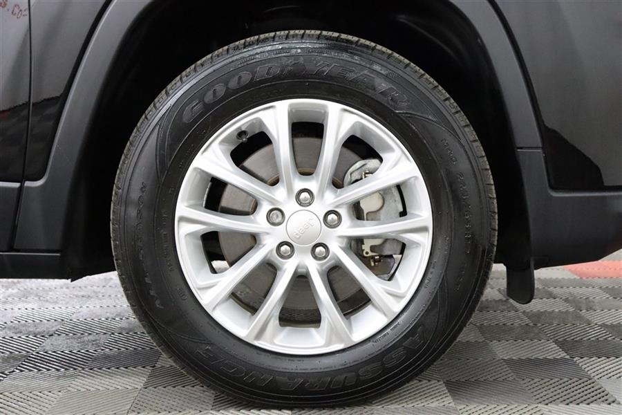2019 Jeep Cherokee LATITUDE, available for sale in Paterson, New Jersey | Fast Track Motors. Paterson, New Jersey 2019 Jeep Cherokee LATITUDE, available for sale in Paterson, New Jersey | Fast Track Motors. Paterson, New Jersey