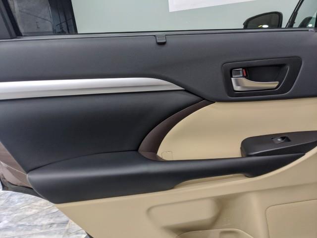 2019 Toyota Highlander Hybrid XLE AWD w/ Navi & rearCam, available for sale in Maple Shade, New Jersey | Car Revolution. Maple Shade, New Jersey 2019 Toyota Highlander Hybrid XLE AWD w/ Navi & rearCam, available for sale in Maple Shade, New Jersey | Car Revolution. Maple Shade, New Jersey