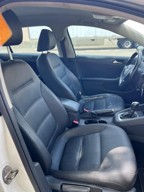 2011 Volkswagen Jetta Sedan 4dr Auto SE PZEV, available for sale in Revere, Massachusetts | Wonderland Auto. Revere, Massachusetts 2011 Volkswagen Jetta Sedan 4dr Auto SE PZEV, available for sale in Revere, Massachusetts | Wonderland Auto. Revere, Massachusetts