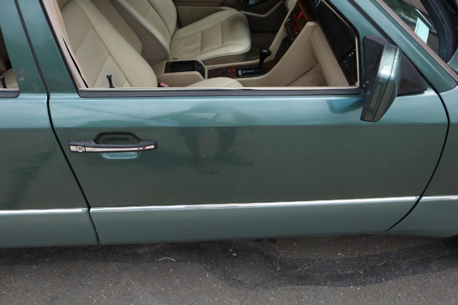Used Mercedes-Benz E-Class 4dr Sedan 4.2L Auto 1994 | Dealmax Motors LLC. Bristol, Connecticut Used Mercedes-Benz E-Class 4dr Sedan 4.2L Auto 1994 | Dealmax Motors LLC. Bristol, Connecticut