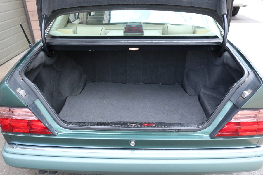 Used Mercedes-Benz E-Class 4dr Sedan 4.2L Auto 1994 | Dealmax Motors LLC. Bristol, Connecticut Used Mercedes-Benz E-Class 4dr Sedan 4.2L Auto 1994 | Dealmax Motors LLC. Bristol, Connecticut