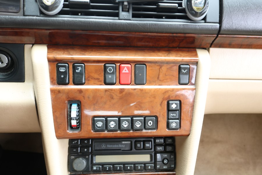 Used Mercedes-Benz E-Class 4dr Sedan 4.2L Auto 1994 | Dealmax Motors LLC. Bristol, Connecticut Used Mercedes-Benz E-Class 4dr Sedan 4.2L Auto 1994 | Dealmax Motors LLC. Bristol, Connecticut