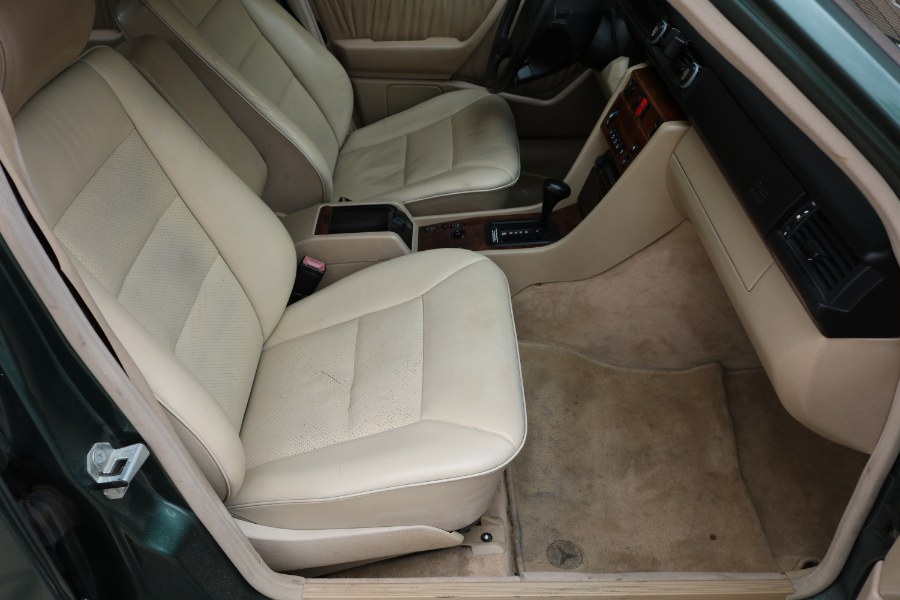 Used Mercedes-Benz E-Class 4dr Sedan 4.2L Auto 1994 | Dealmax Motors LLC. Bristol, Connecticut Used Mercedes-Benz E-Class 4dr Sedan 4.2L Auto 1994 | Dealmax Motors LLC. Bristol, Connecticut