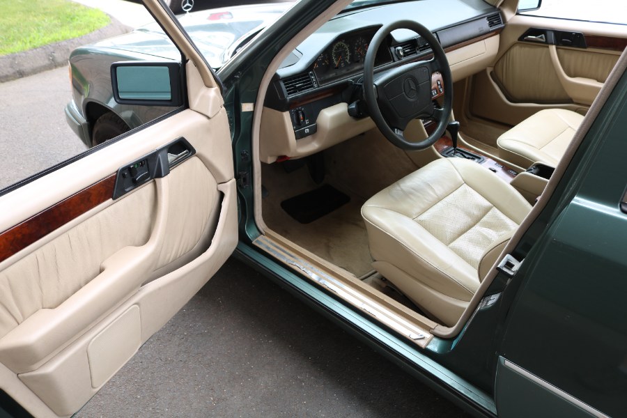 Used Mercedes-Benz E-Class 4dr Sedan 4.2L Auto 1994 | Dealmax Motors LLC. Bristol, Connecticut Used Mercedes-Benz E-Class 4dr Sedan 4.2L Auto 1994 | Dealmax Motors LLC. Bristol, Connecticut