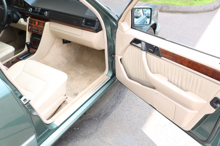 Used Mercedes-Benz E-Class 4dr Sedan 4.2L Auto 1994 | Dealmax Motors LLC. Bristol, Connecticut Used Mercedes-Benz E-Class 4dr Sedan 4.2L Auto 1994 | Dealmax Motors LLC. Bristol, Connecticut