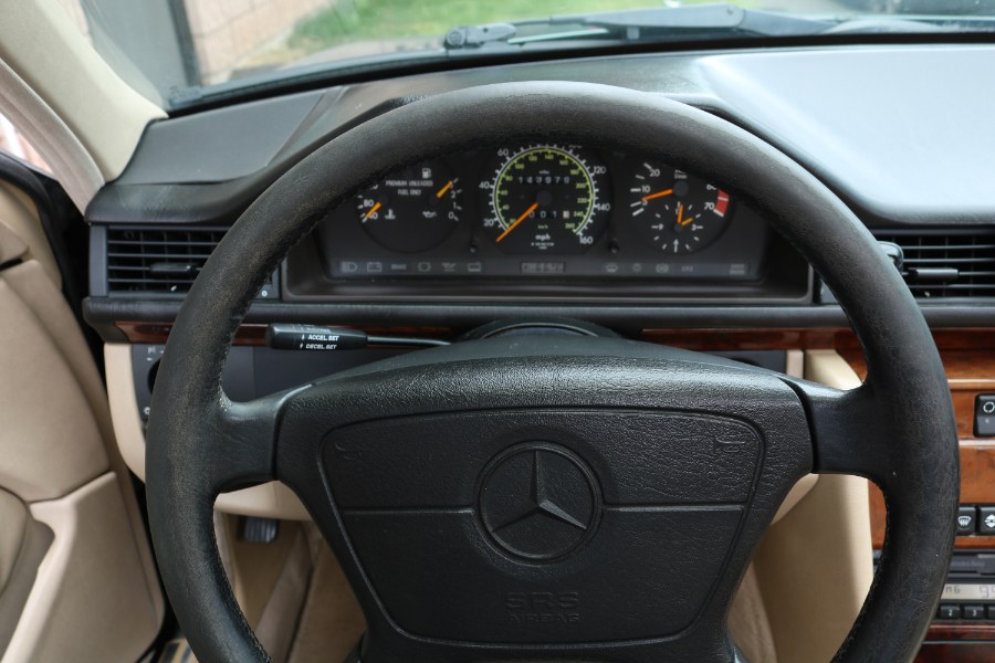 Used Mercedes-Benz E-Class 4dr Sedan 4.2L Auto 1994 | Dealmax Motors LLC. Bristol, Connecticut Used Mercedes-Benz E-Class 4dr Sedan 4.2L Auto 1994 | Dealmax Motors LLC. Bristol, Connecticut