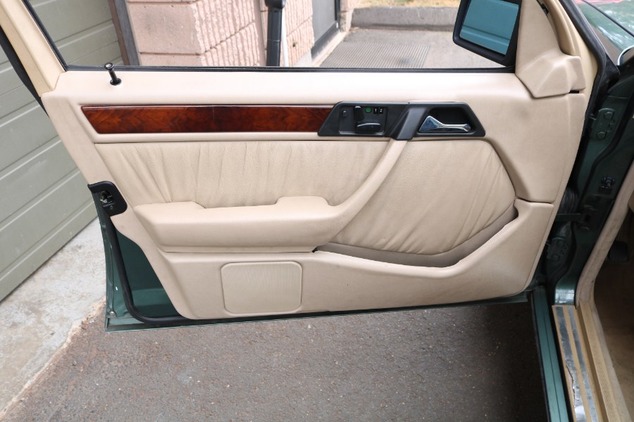 Used Mercedes-Benz E-Class 4dr Sedan 4.2L Auto 1994 | Dealmax Motors LLC. Bristol, Connecticut Used Mercedes-Benz E-Class 4dr Sedan 4.2L Auto 1994 | Dealmax Motors LLC. Bristol, Connecticut