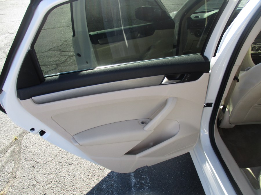2015 Volkswagen Passat 4dr Sdn 1.8T Auto SE w/Sunroof & Nav PZEV, available for sale in New Britain, Connecticut | Universal Motors LLC. New Britain, Connecticut 2015 Volkswagen Passat 4dr Sdn 1.8T Auto SE w/Sunroof & Nav PZEV, available for sale in New Britain, Connecticut | Universal Motors LLC. New Britain, Connecticut