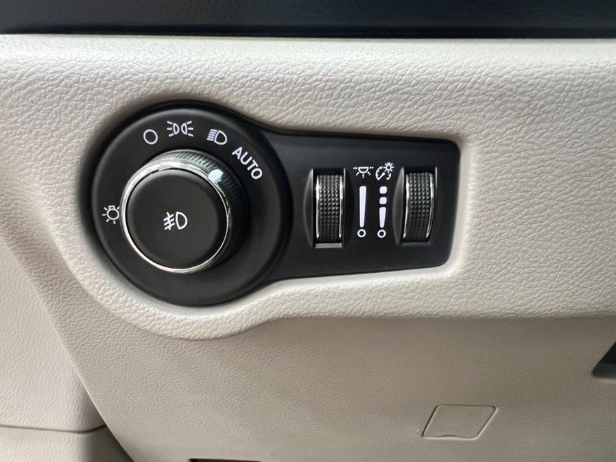 Used Chrysler Pacifica Touring-L FWD 2017 | Power Motors East. Massapequa Park, New York Used Chrysler Pacifica Touring-L FWD 2017 | Power Motors East. Massapequa Park, New York