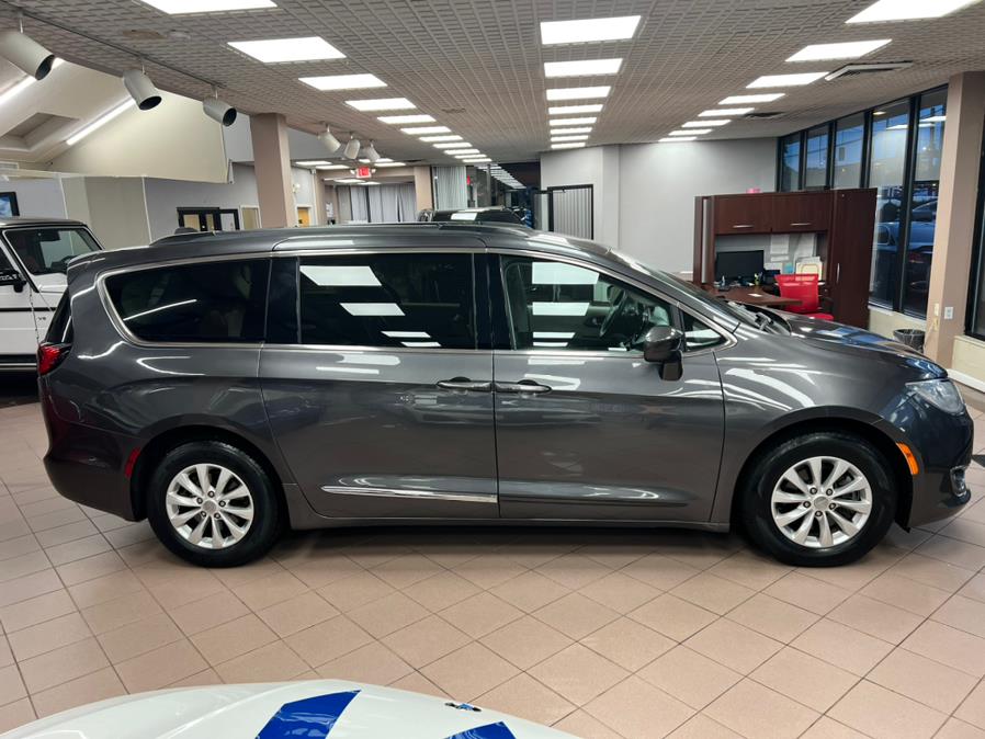 Used Chrysler Pacifica Touring-L FWD 2017 | Power Motors East. Massapequa Park, New York Used Chrysler Pacifica Touring-L FWD 2017 | Power Motors East. Massapequa Park, New York