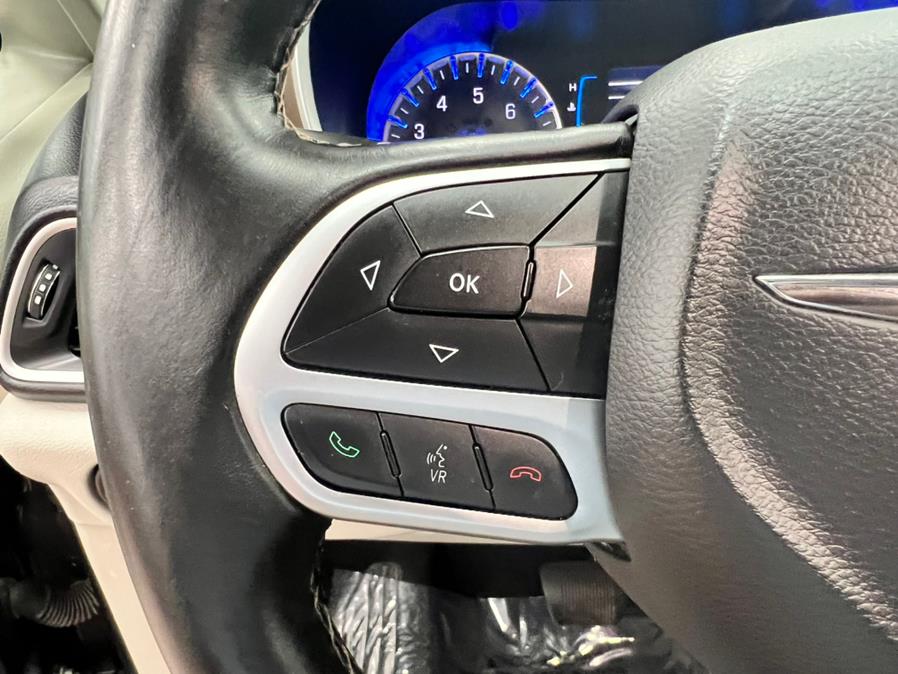 Used Chrysler Pacifica Touring-L FWD 2017 | Power Motors East. Massapequa Park, New York Used Chrysler Pacifica Touring-L FWD 2017 | Power Motors East. Massapequa Park, New York