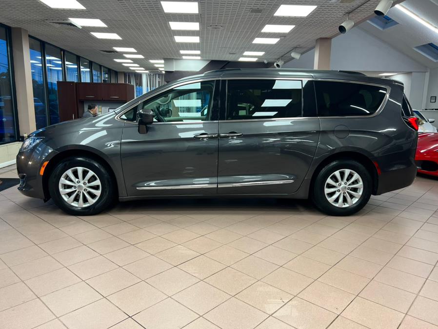 Used Chrysler Pacifica Touring-L FWD 2017 | Power Motors East. Massapequa Park, New York Used Chrysler Pacifica Touring-L FWD 2017 | Power Motors East. Massapequa Park, New York
