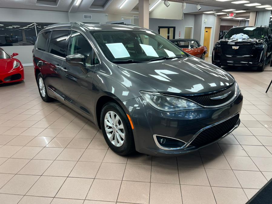 Used Chrysler Pacifica Touring-L FWD 2017 | Power Motors East. Massapequa Park, New York Used Chrysler Pacifica Touring-L FWD 2017 | Power Motors East. Massapequa Park, New York