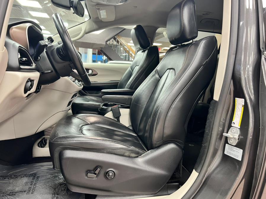 Used Chrysler Pacifica Touring-L FWD 2017 | Power Motors East. Massapequa Park, New York Used Chrysler Pacifica Touring-L FWD 2017 | Power Motors East. Massapequa Park, New York