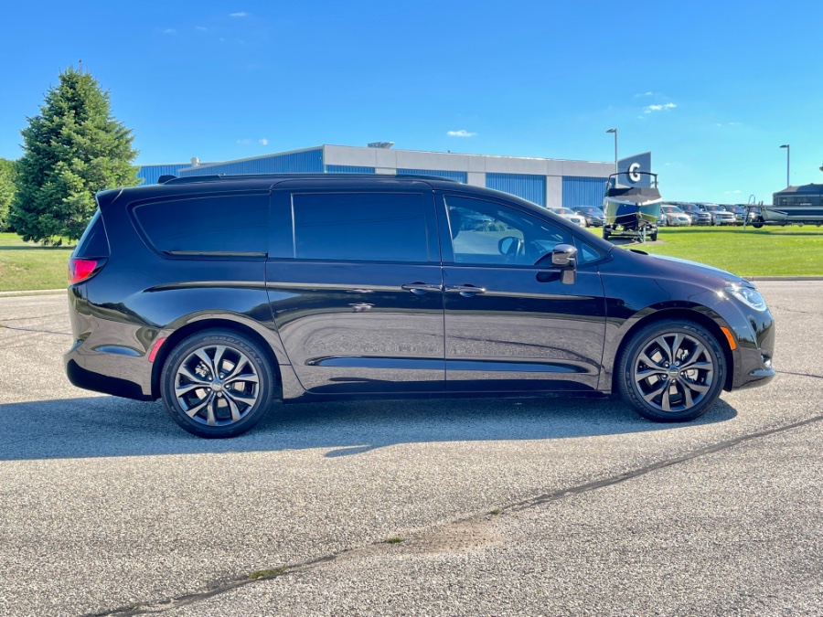 Used Chrysler Pacifica Touring Plus FWD 2018 | Geneva Motor Cars. Darien, Wisconsin Used Chrysler Pacifica Touring Plus FWD 2018 | Geneva Motor Cars. Darien, Wisconsin