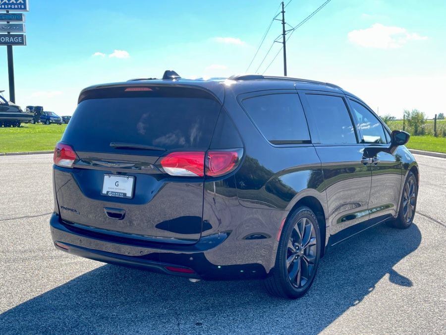 Used Chrysler Pacifica Touring Plus FWD 2018 | Geneva Motor Cars. Darien, Wisconsin Used Chrysler Pacifica Touring Plus FWD 2018 | Geneva Motor Cars. Darien, Wisconsin