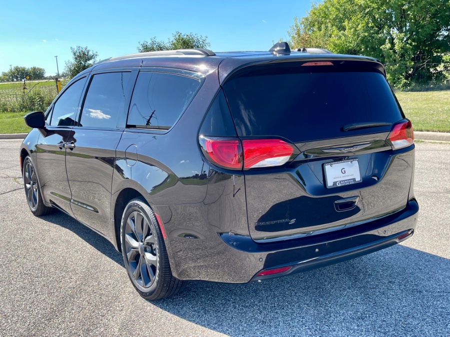 Used Chrysler Pacifica Touring Plus FWD 2018 | Geneva Motor Cars. Darien, Wisconsin Used Chrysler Pacifica Touring Plus FWD 2018 | Geneva Motor Cars. Darien, Wisconsin