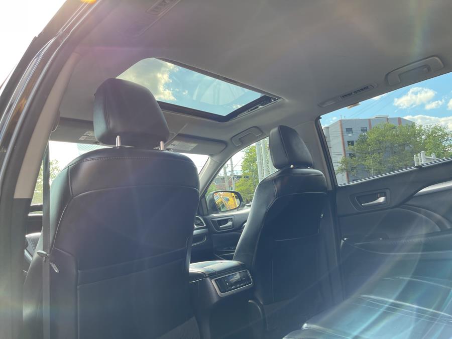 Used Toyota Highlander AWD 4dr V6 XLE (Natl) 2015 | New York Motors Group Solutions LLC. Bronx, New York Used Toyota Highlander AWD 4dr V6 XLE (Natl) 2015 | New York Motors Group Solutions LLC. Bronx, New York