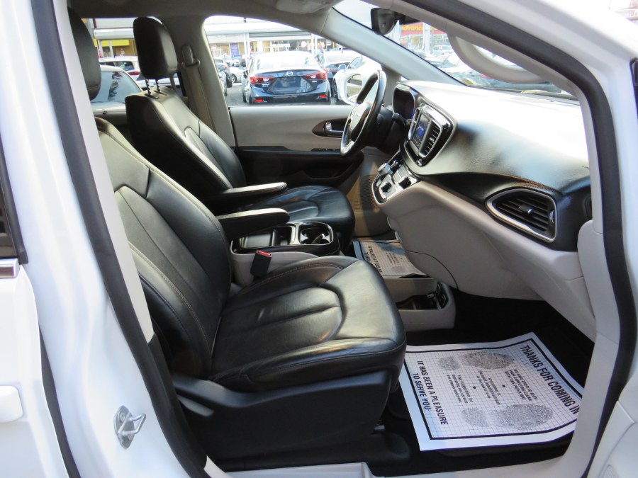 Used Chrysler Pacifica Touring L 8 Passenger 2019 | Road Masters II INC. Middle Village, New York Used Chrysler Pacifica Touring L 8 Passenger 2019 | Road Masters II INC. Middle Village, New York