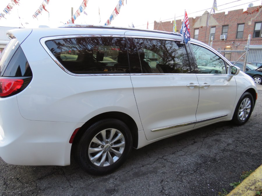 Used Chrysler Pacifica Touring L 8 Passenger 2019 | Road Masters II INC. Middle Village, New York Used Chrysler Pacifica Touring L 8 Passenger 2019 | Road Masters II INC. Middle Village, New York