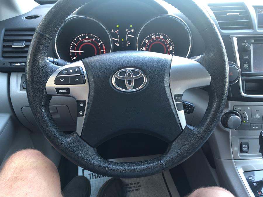 2013 Toyota Highlander 4WD 4dr V6 SE, available for sale in Waterbury, Connecticut | National Auto Brokers, Inc.. Waterbury, Connecticut 2013 Toyota Highlander 4WD 4dr V6 SE, available for sale in Waterbury, Connecticut | National Auto Brokers, Inc.. Waterbury, Connecticut