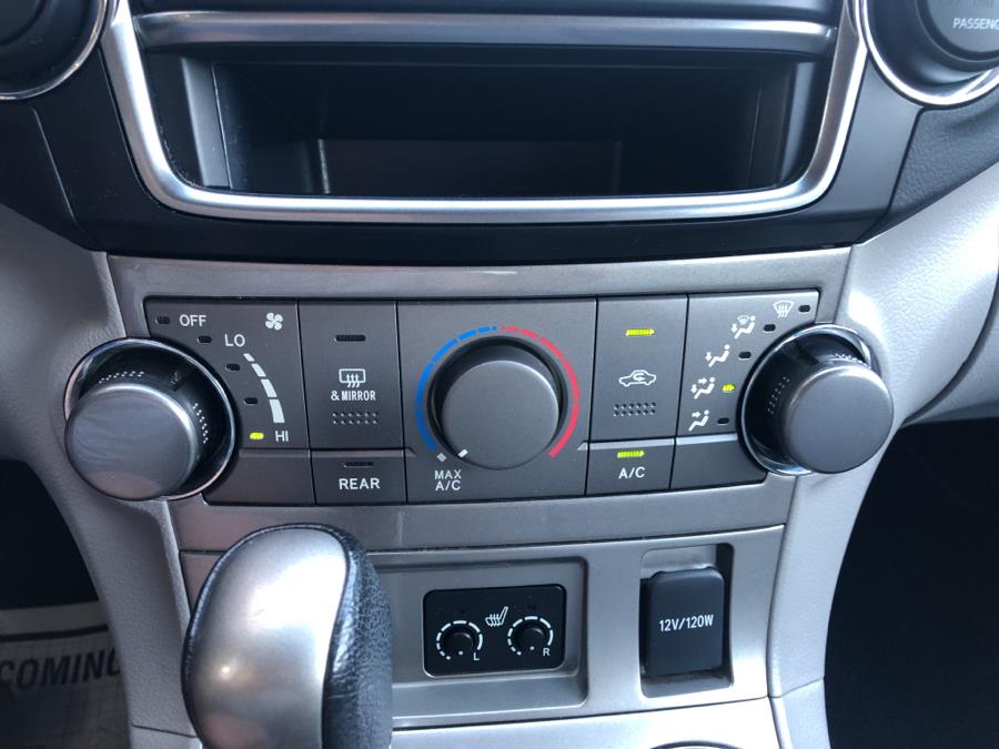 2013 Toyota Highlander 4WD 4dr V6 SE, available for sale in Waterbury, Connecticut | National Auto Brokers, Inc.. Waterbury, Connecticut 2013 Toyota Highlander 4WD 4dr V6 SE, available for sale in Waterbury, Connecticut | National Auto Brokers, Inc.. Waterbury, Connecticut
