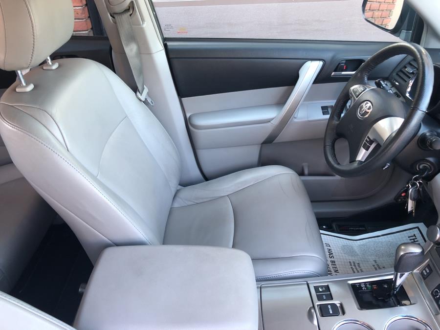 2013 Toyota Highlander 4WD 4dr V6 SE, available for sale in Waterbury, Connecticut | National Auto Brokers, Inc.. Waterbury, Connecticut 2013 Toyota Highlander 4WD 4dr V6 SE, available for sale in Waterbury, Connecticut | National Auto Brokers, Inc.. Waterbury, Connecticut