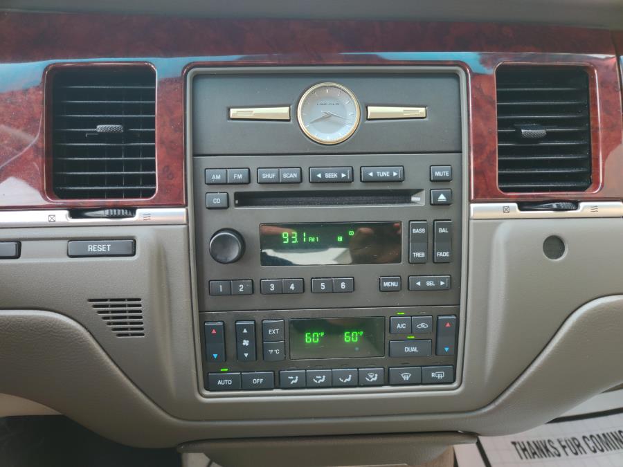2005 Lincoln Town Car 4dr Sdn Signature, available for sale in Wantagh, New York | Alpine Motors Inc. Wantagh, New York 2005 Lincoln Town Car 4dr Sdn Signature, available for sale in Wantagh, New York | Alpine Motors Inc. Wantagh, New York