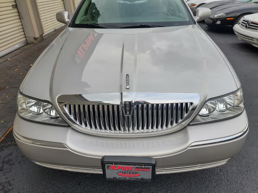 2005 Lincoln Town Car 4dr Sdn Signature, available for sale in Wantagh, New York | Alpine Motors Inc. Wantagh, New York 2005 Lincoln Town Car 4dr Sdn Signature, available for sale in Wantagh, New York | Alpine Motors Inc. Wantagh, New York