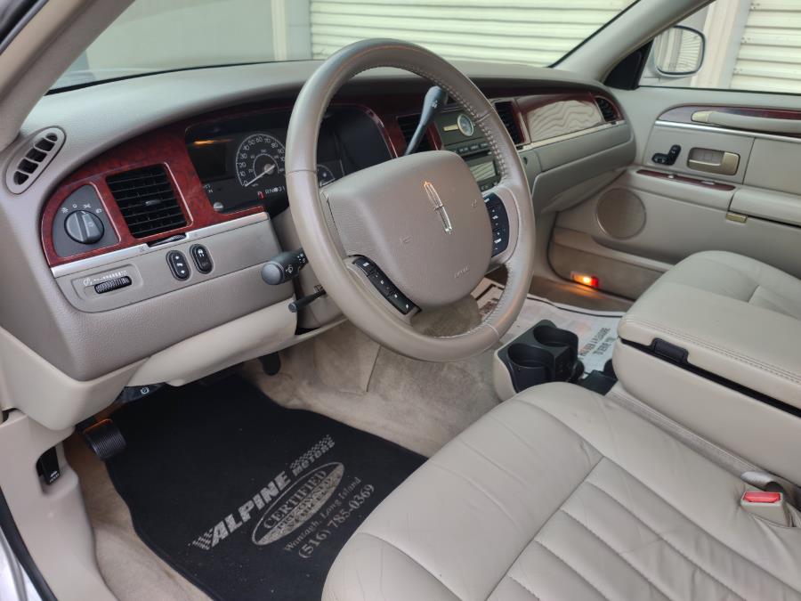 2005 Lincoln Town Car 4dr Sdn Signature, available for sale in Wantagh, New York | Alpine Motors Inc. Wantagh, New York 2005 Lincoln Town Car 4dr Sdn Signature, available for sale in Wantagh, New York | Alpine Motors Inc. Wantagh, New York